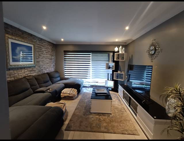 3 BEDROOM HOUSE FOR SALE IN VANDERBIJLPARK SW 2